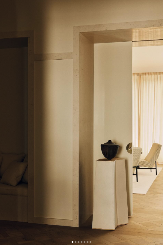 Projet Foch par Atelier MKD, avec socle clair, objet sombre et intérieur lumineux.
