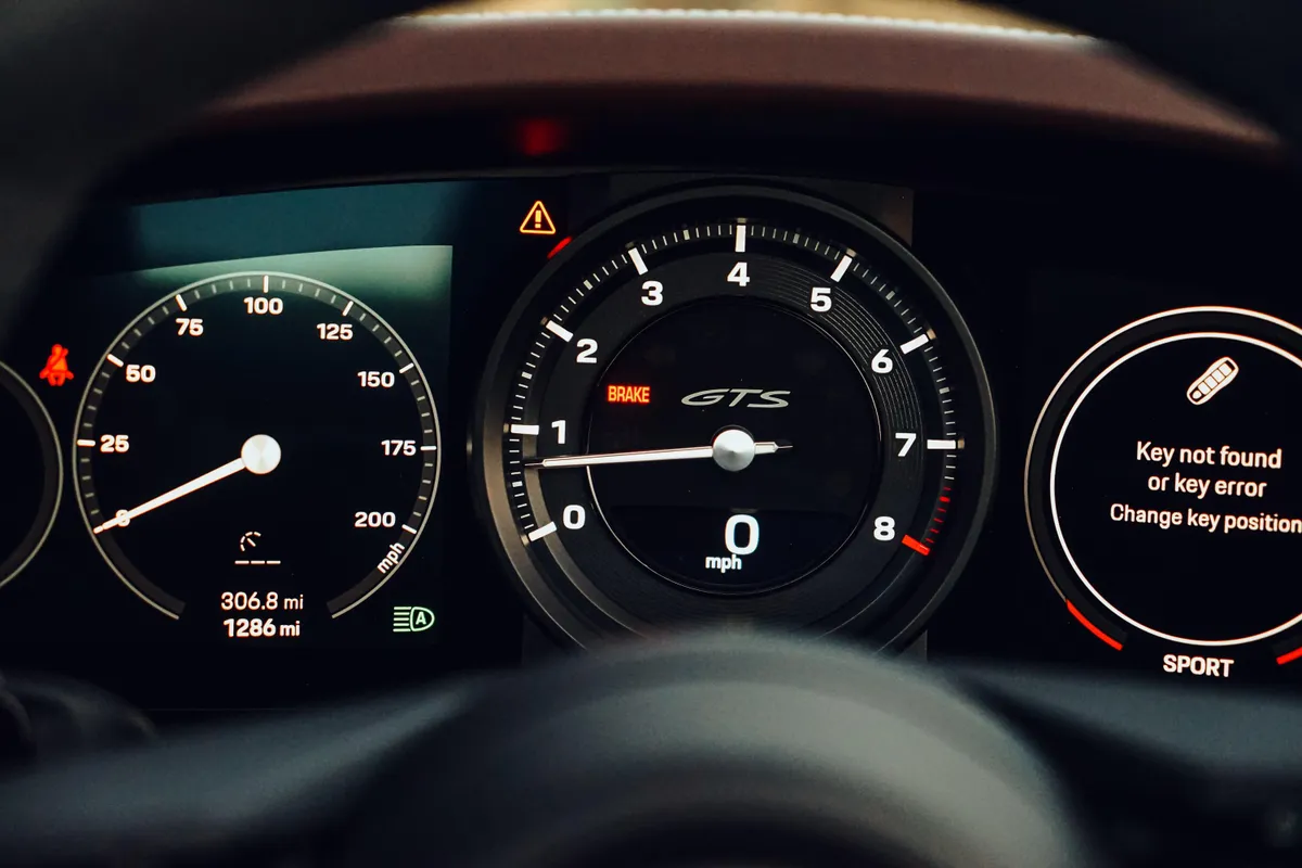 Targa GTS instrument cluster with central tachometer.