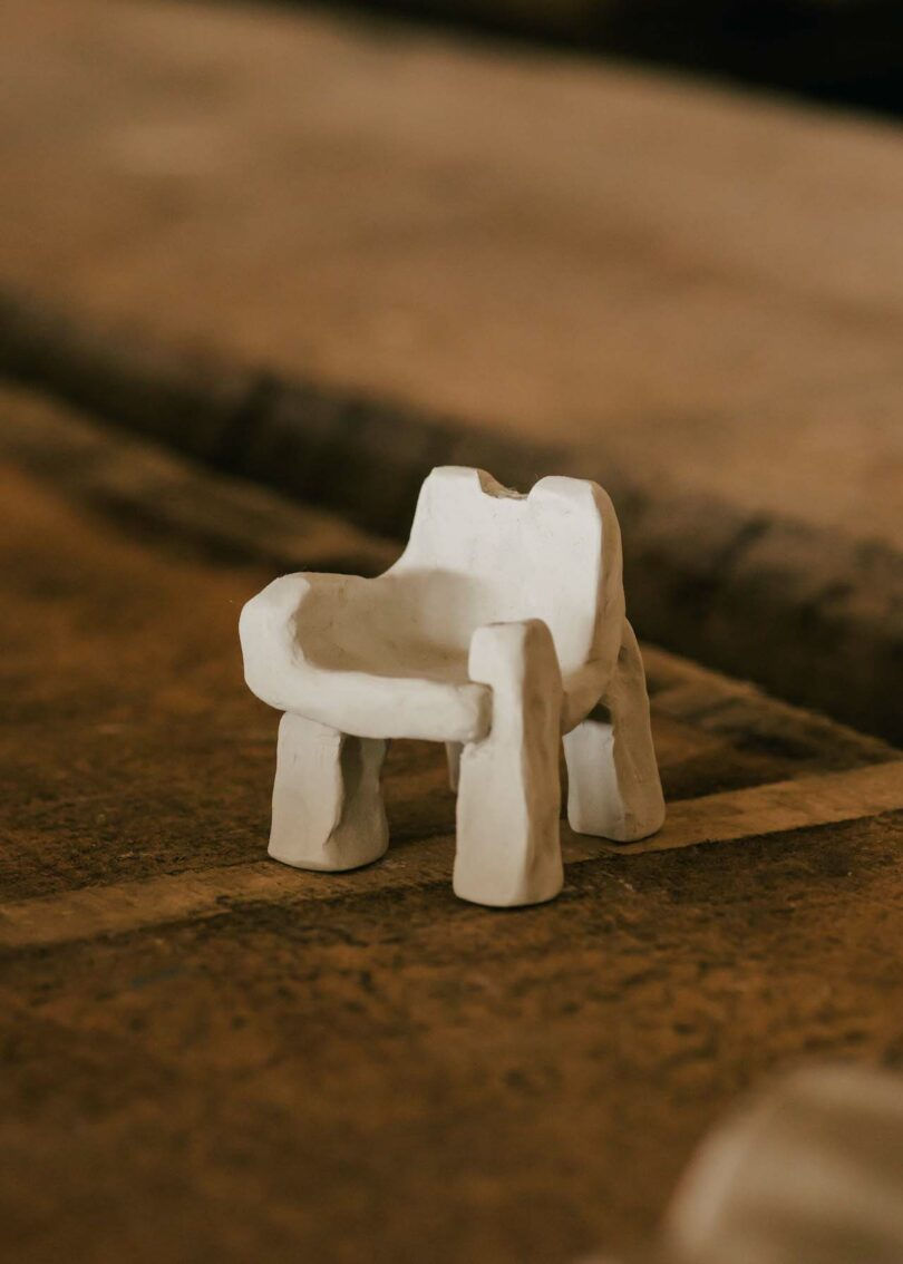 Maquette de fauteuil en argile blanche de Faye Toogood pour Assemblage 7.