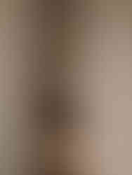 Alcôve avec mur en briques et tabouret sculptural, architecture intérieure - Karst Berlin.