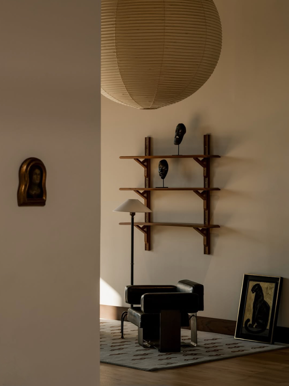 Salon minimaliste avec fauteuil noir et étagères murales, Somerset House, photo Austin John.
