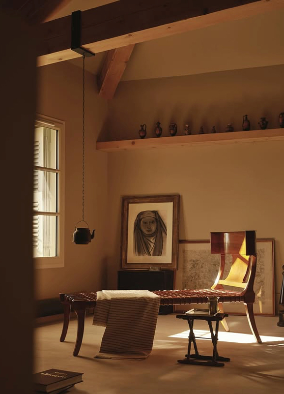Hyères Résidence par Edgar Jayet, avec banc bas, chaise en bois et lumière chaude.