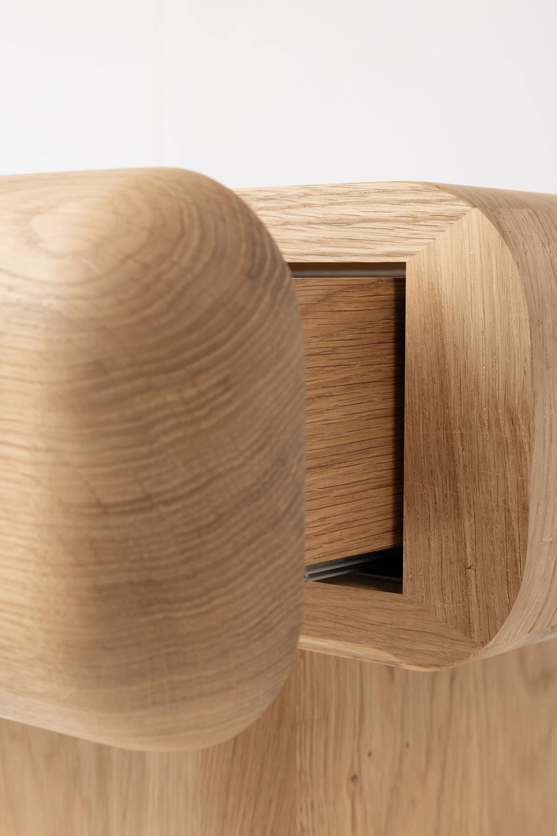Détail de la table de chevet Roll en bois de Faye Toogood, avec tiroir intégré.