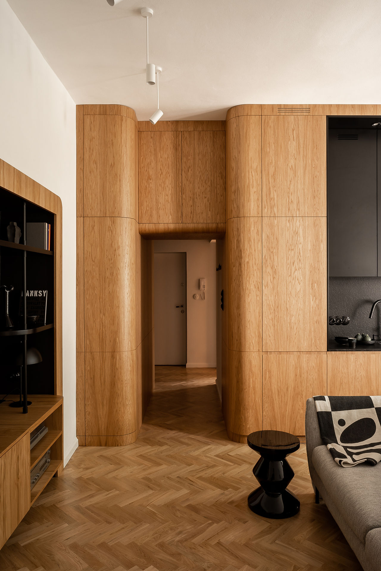 Noi Studio intérieur boisé menuiserie courbe passage architectural seuil intérieur contemporain.