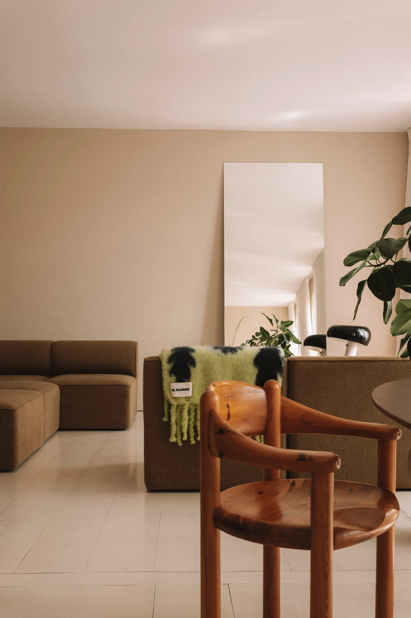 Salon avec mobilier bas et matières naturelles, architecture intérieure - Karst Berlin.