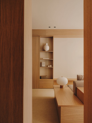 Salon contemporain en bois clair dans le projet Capitán Arenas par Miriam Barrio.