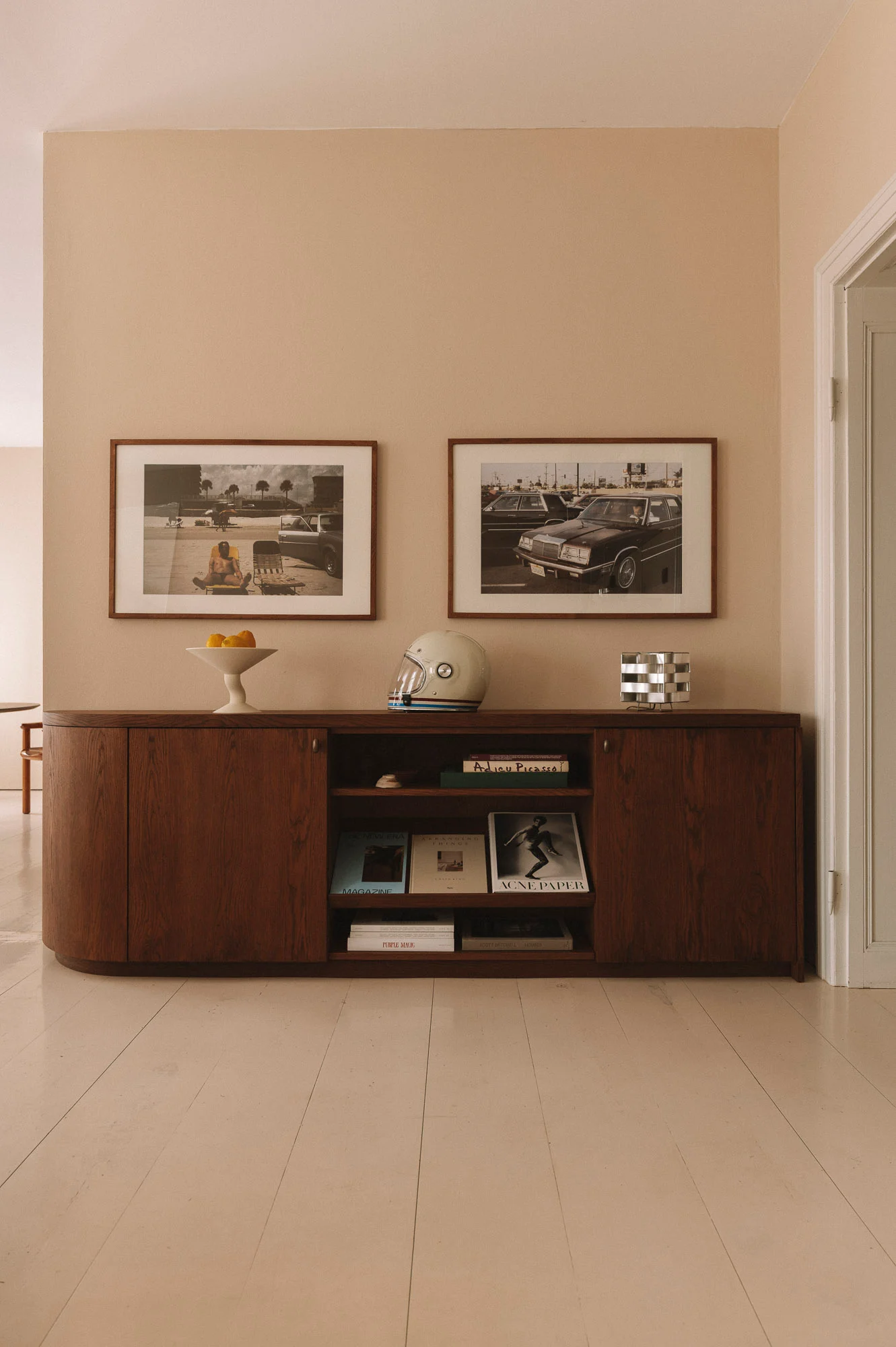 Buffet en bois avec œuvres encadrées, intérieur minimaliste - Karst Berlin.