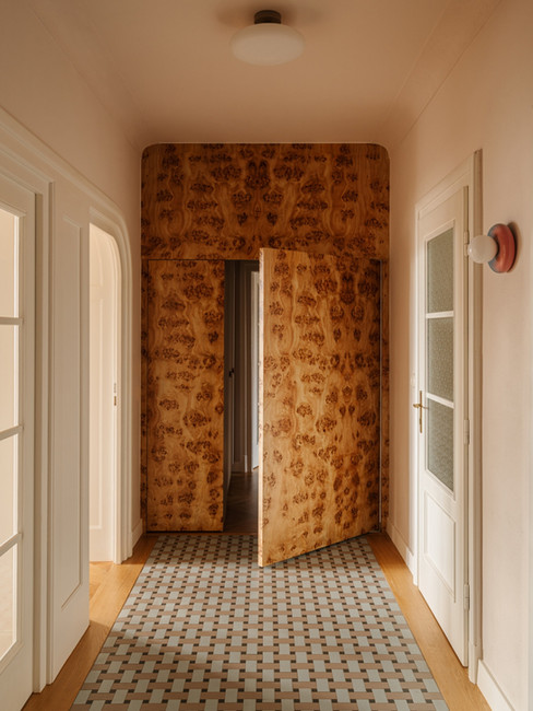 RAZOO Design Czech Cieszyn porte bois veiné passage seuil architecture intérieure contemporaine.