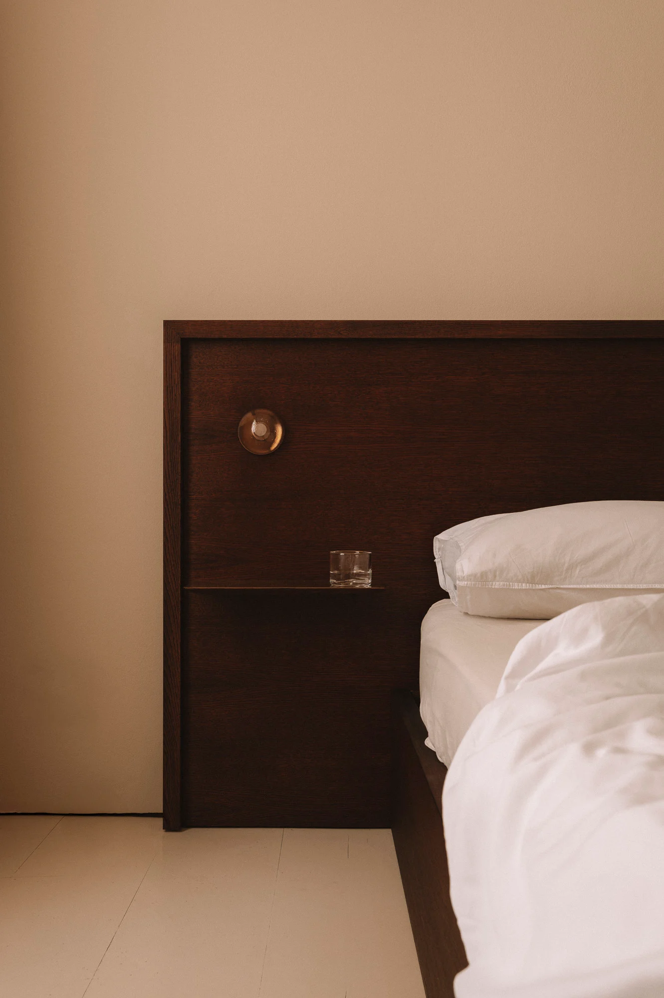 Tête de lit en bois avec niche intégrée, chambre minimaliste - Karst Berlin.