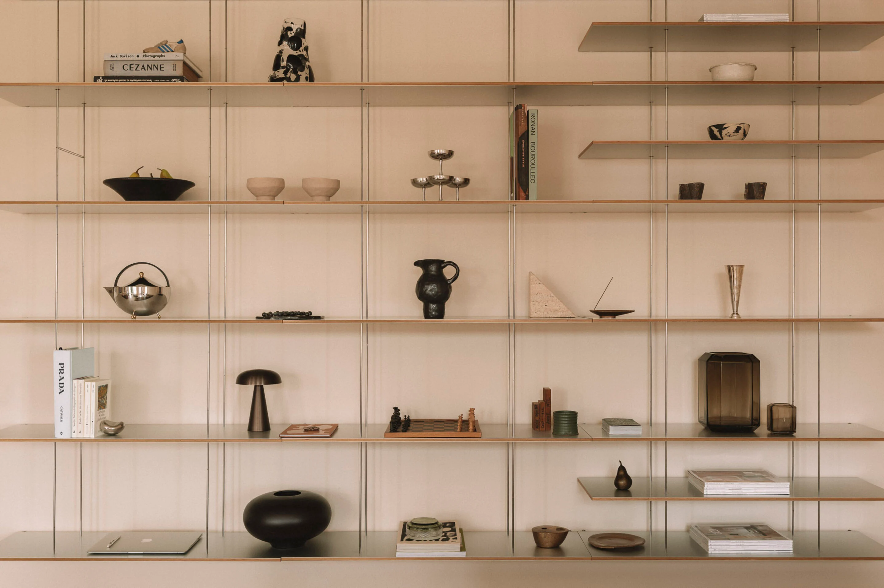 Étagères murales minimalistes avec objets et livres, design intérieur - Karst Berlin.