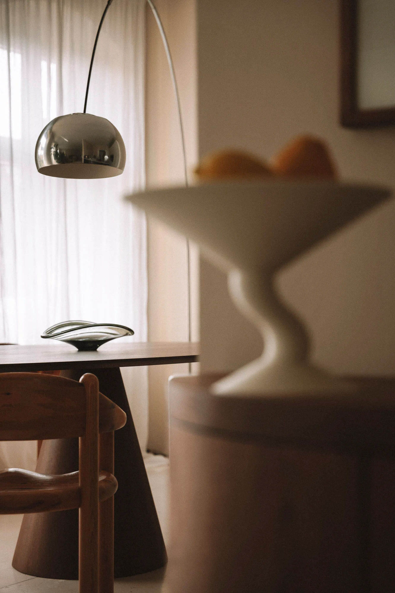 Table en bois et lampe chromée, intérieur minimaliste - Karst Berlin.