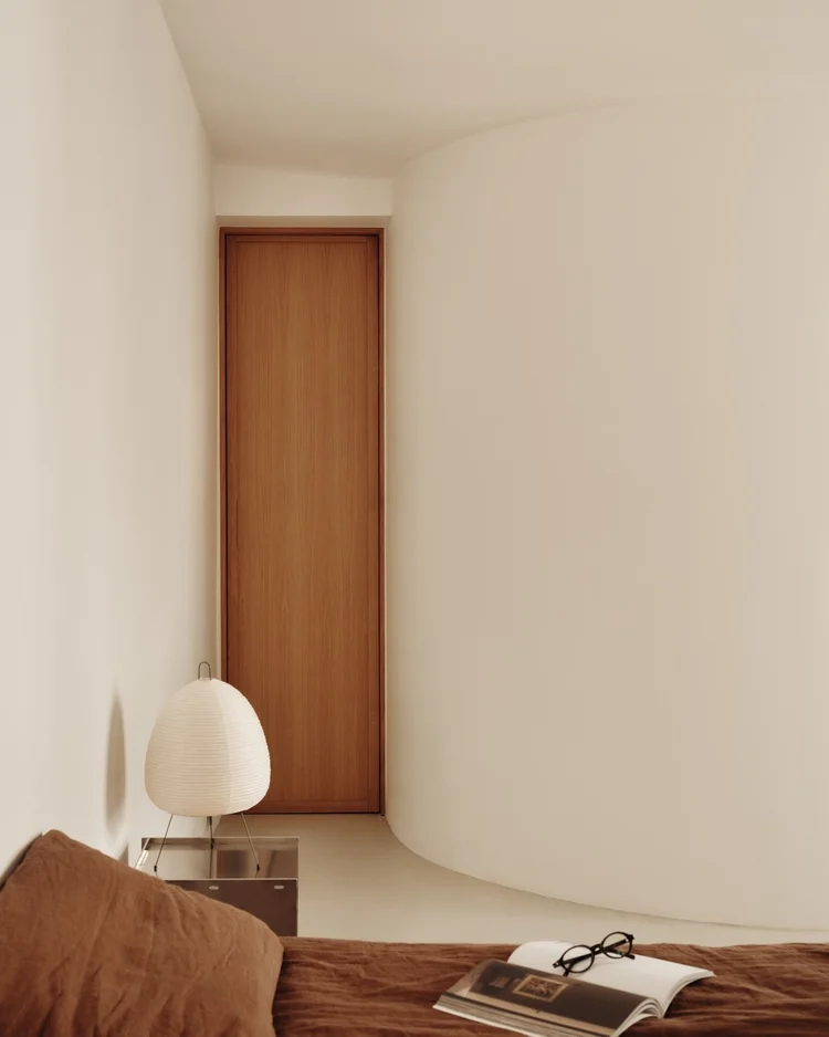 Morineau Studio REN004 Petites Écuries porte décalée mur courbe seuil intérieur architecture.