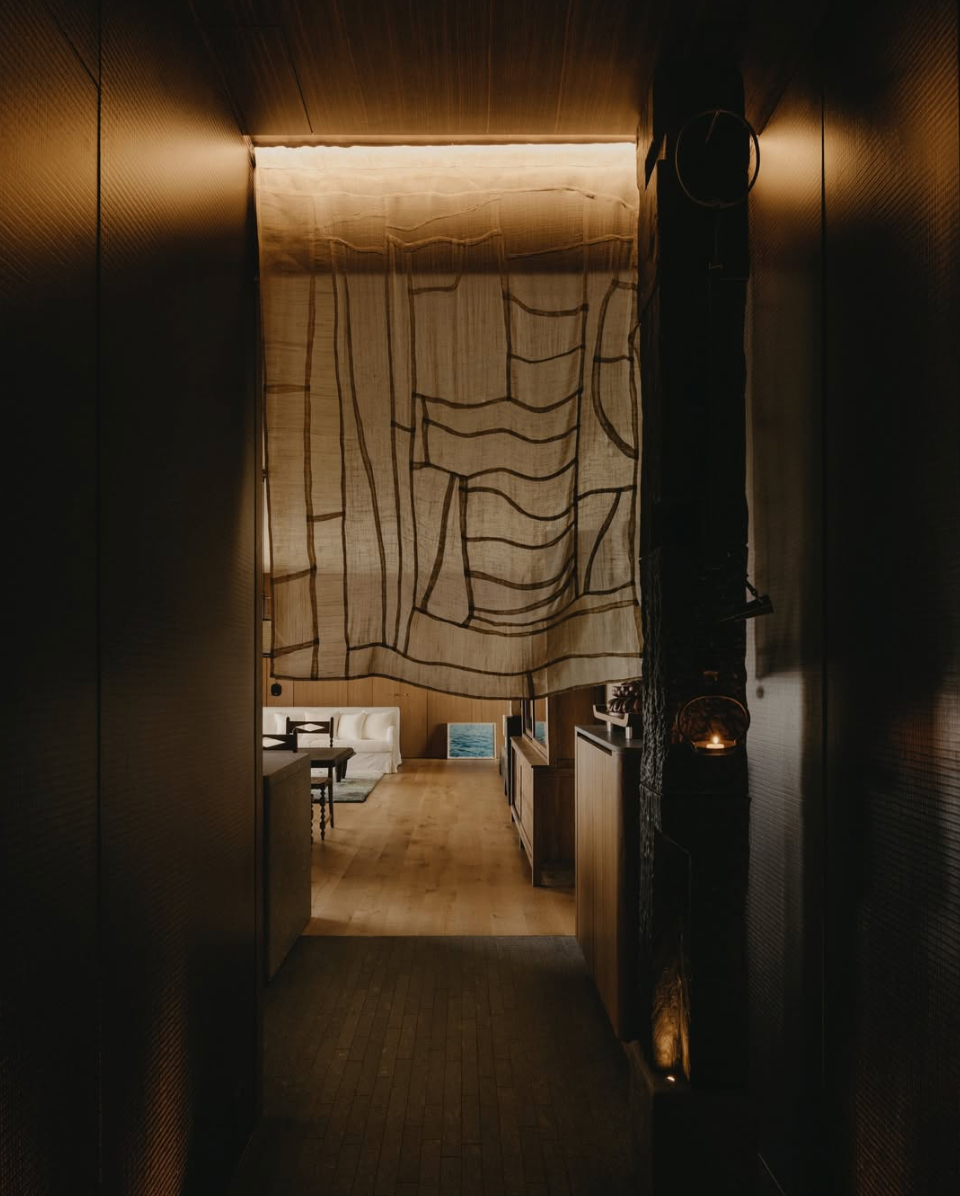 Soil Studio House of Soil couloir sombre voile textile seuil intérieur architecture contemporaine.