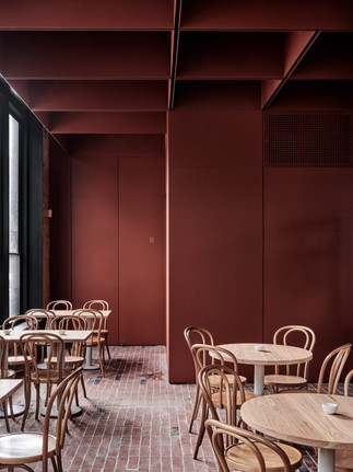 Perspective intérieure du café design Bentwood à Melbourne, aux tons rouge brique.