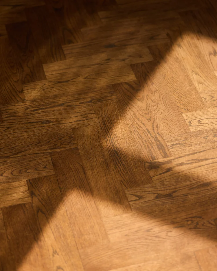 Parquet en bois baigné de lumière naturelle dans le projet Koninginneweg de Bob Van Zonneveld.