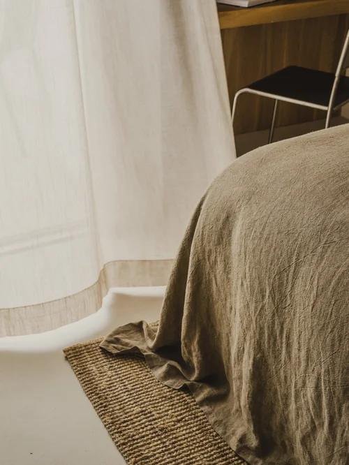 Chambre calme par Studio Go Ibiza, avec rideau clair, linge naturel et atmosphère douce.