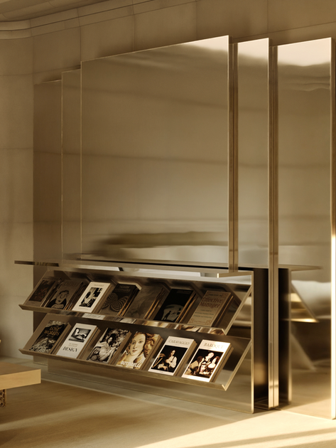 Mobilier en métal miroir dans un projet résidentiel à Moscou par Polina Sitsman, avec présentoir à livres.