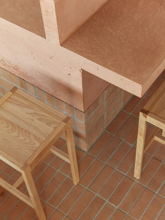 Détail du bar en brique et tabouret en bois clair du café Prior à Melbourne.