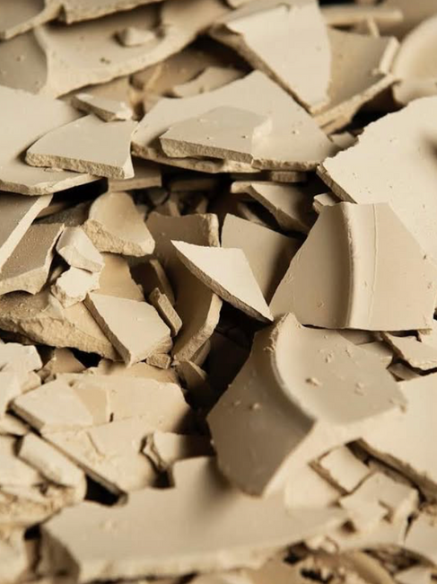 Fragments de céramique Hasami, matière brute et processus de création contemporaine