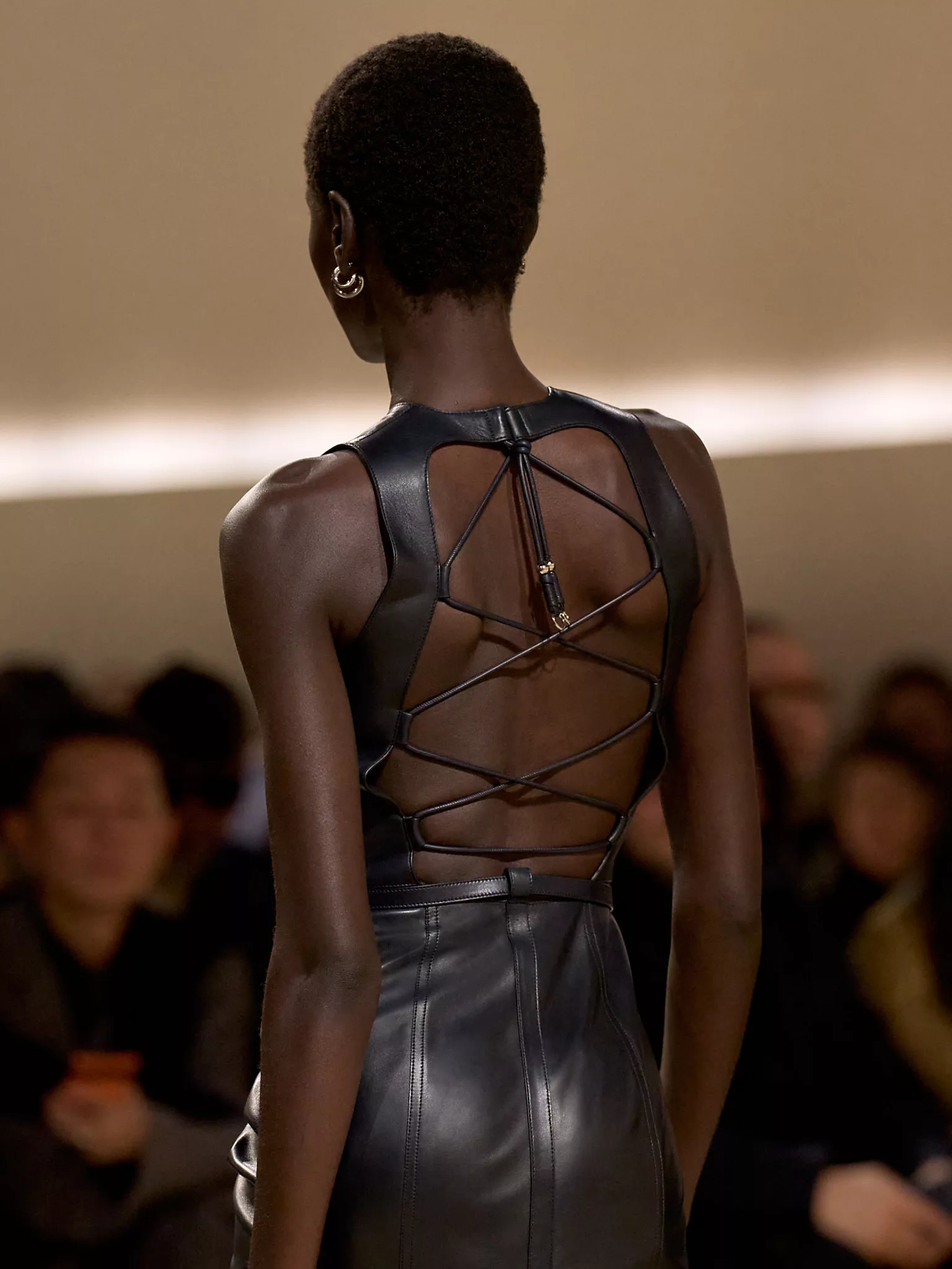 Robe noire Hermès Printemps Été 2025–2026 avec dos lacé en cuir.