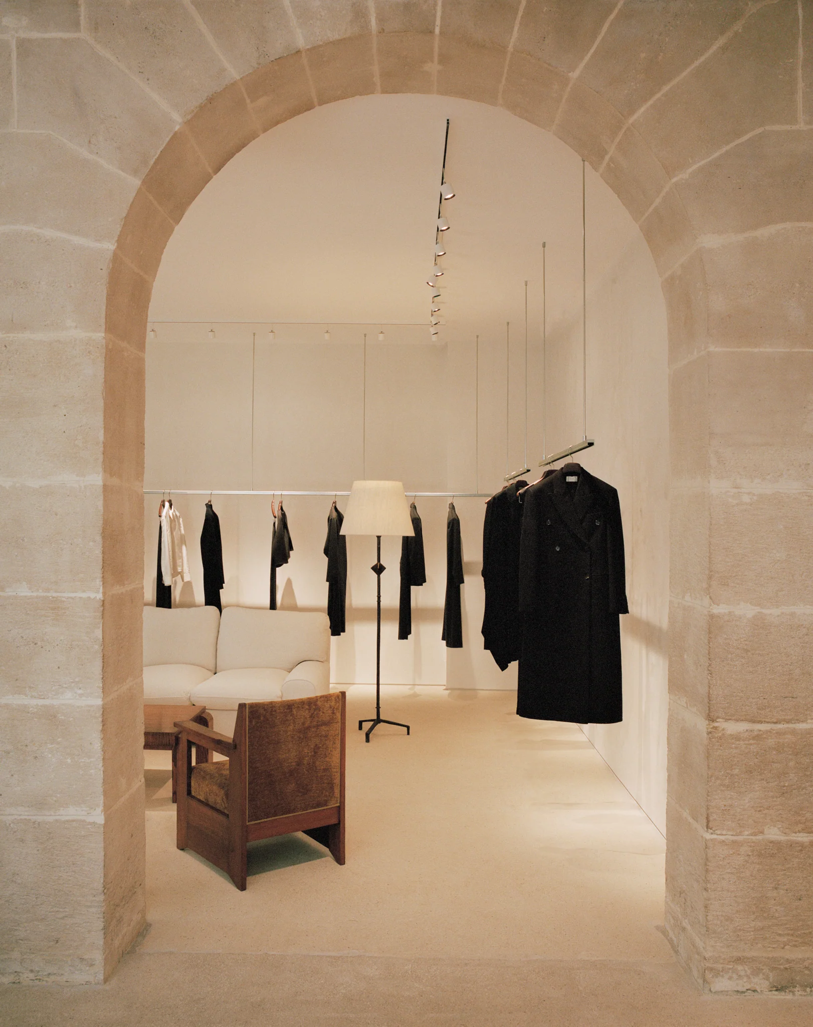 Intérieur de la boutique The Row à Paris, architecture minimaliste et luxe discret