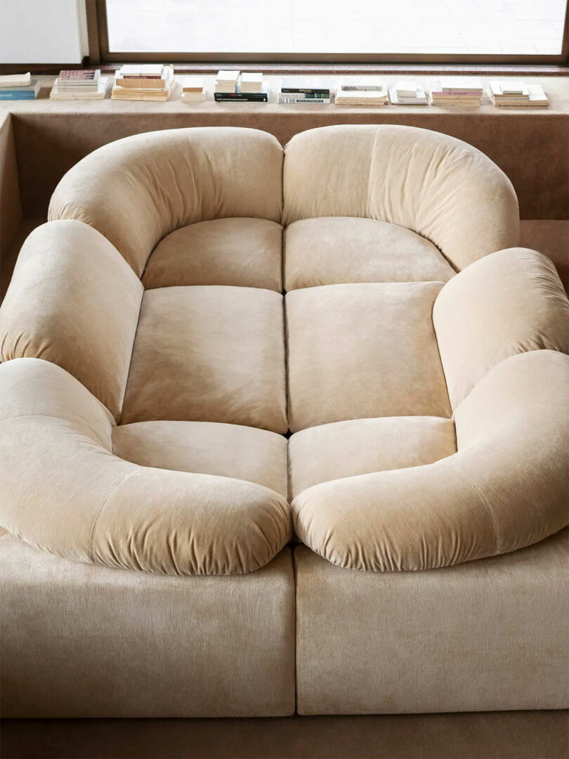 Canapé Butter beige de Faye Toogood pour Tacchini, composé de larges volumes arrondis.