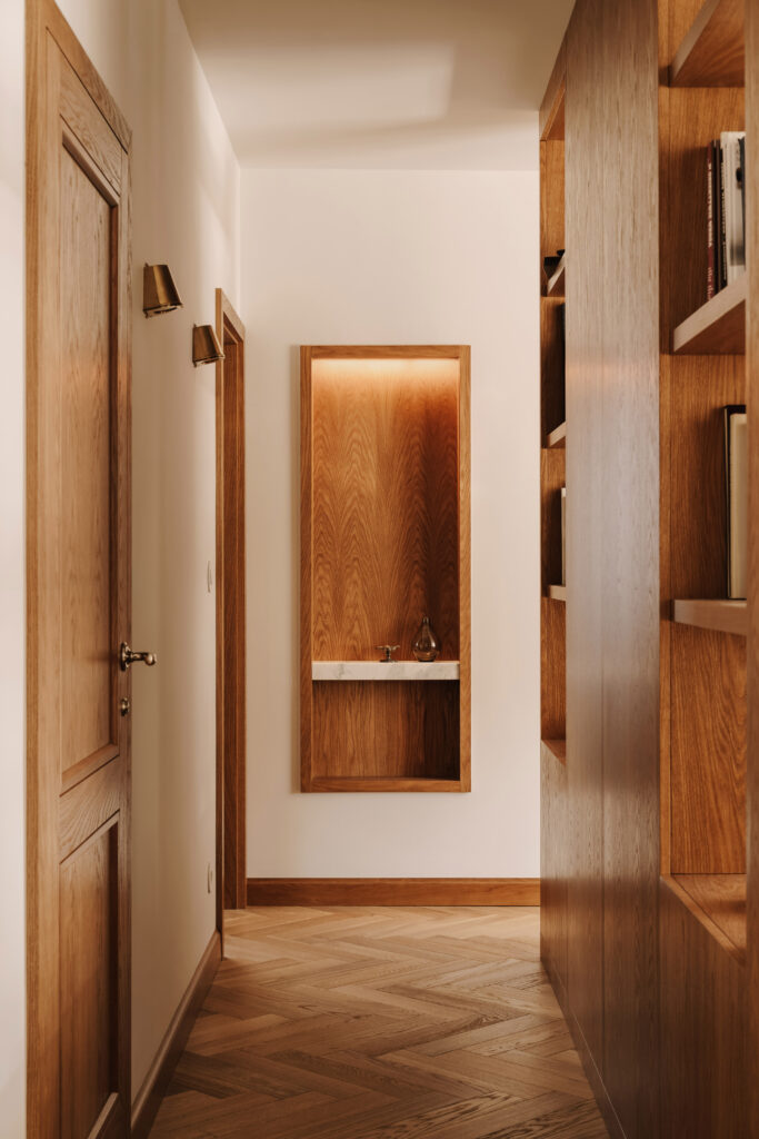 Couloir en bois et lumière douce dans le projet Forty Korotyńskiego par Uklon Studio.