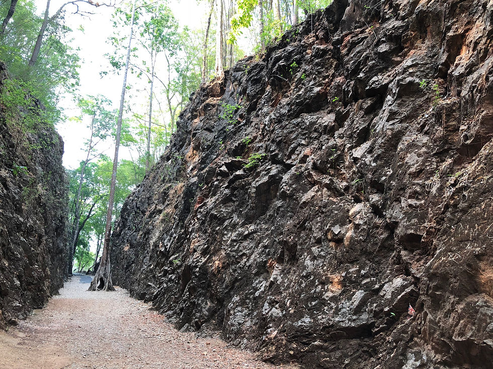 Die von Hand gegrabene Schlucht zum Bau der Eisenbahnschienen