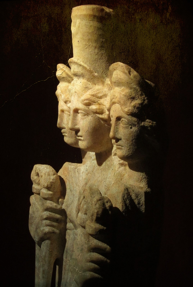 Hekate. Zauberin. Göttin der Unterwelt. Wahrsagerin