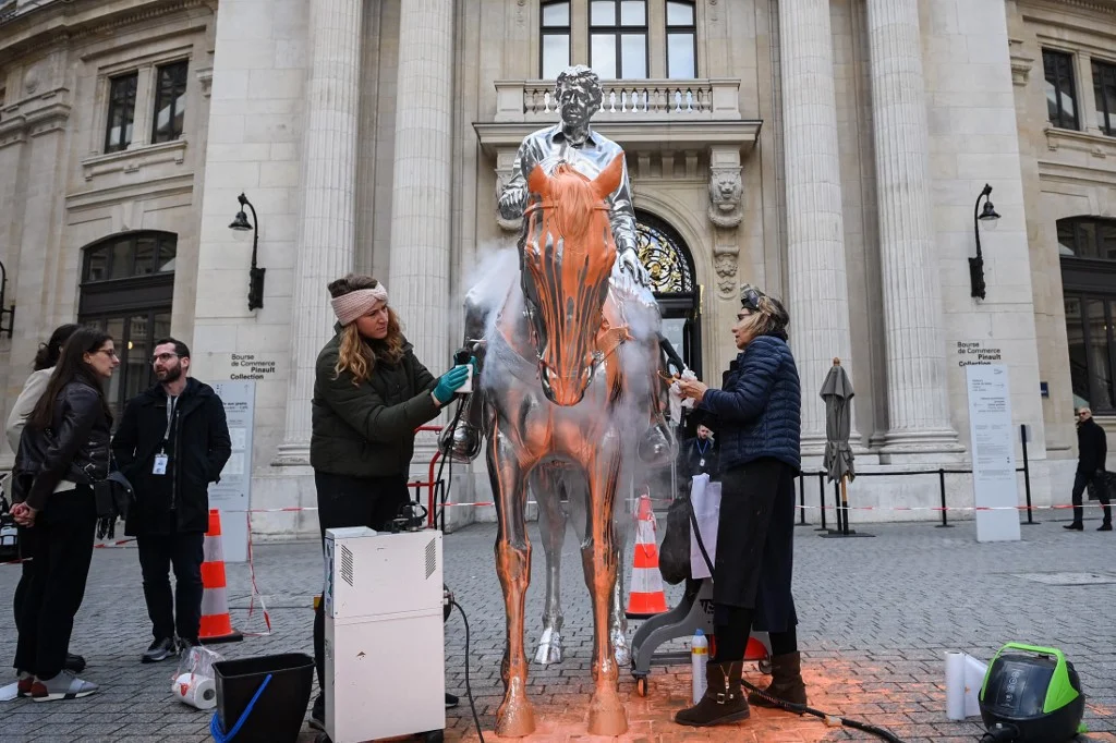ACTIVISTAS DEL CAMBIO CLIMÁTICO VIERTEN PINTURA EN ESCULTURA DE CHARLES RAY