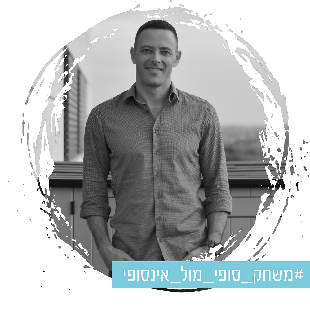 תמונה של אריאל מסתכל למצלמה בשחור לבן