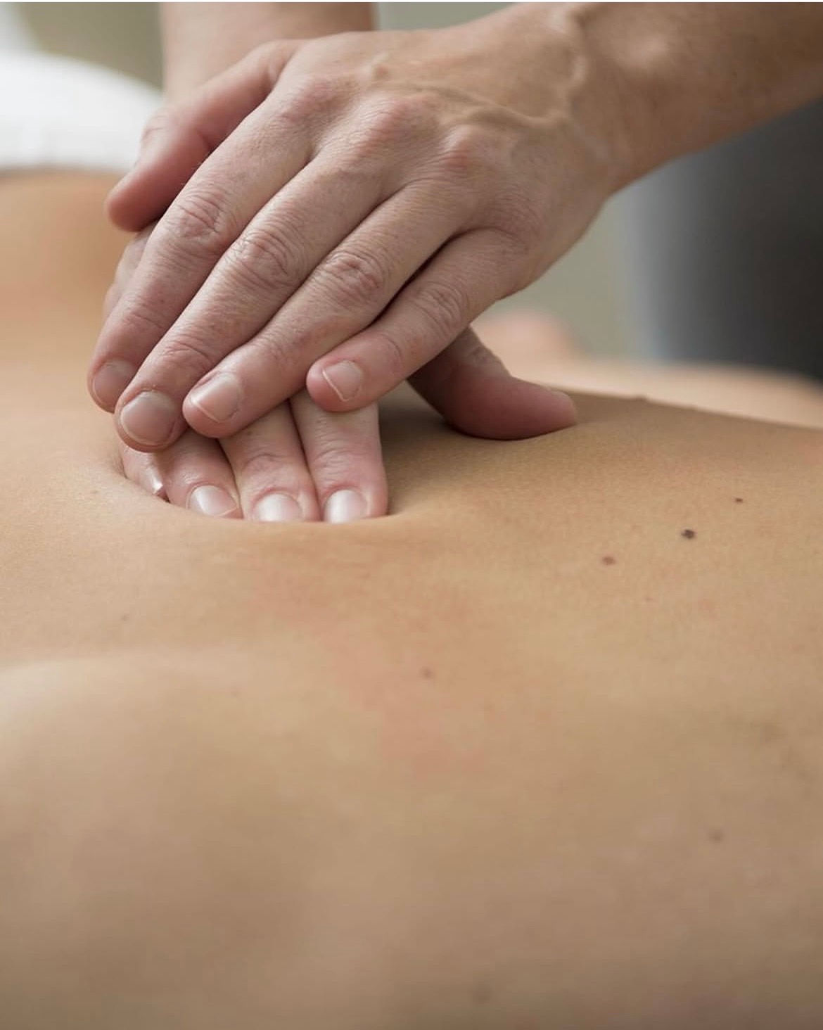 Hände bei einer sanften Rückenmassage