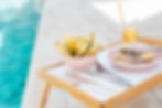 Repas cuisine saine au bord de la piscine