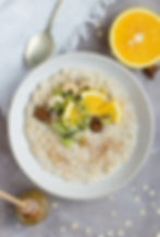 Bol de flocons d'avoine, orange, kiwi. Cuisine saine.