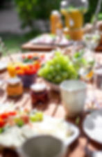 Table extérieure avec raisins, tomates et cuisine saine.