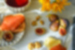 Cuisine saine avec saumon, figues et noix.