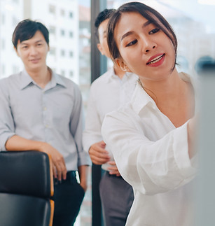 asia-businessmen-businesswomen-meeting-brainstorming-ideas-conducting-business-presentatio