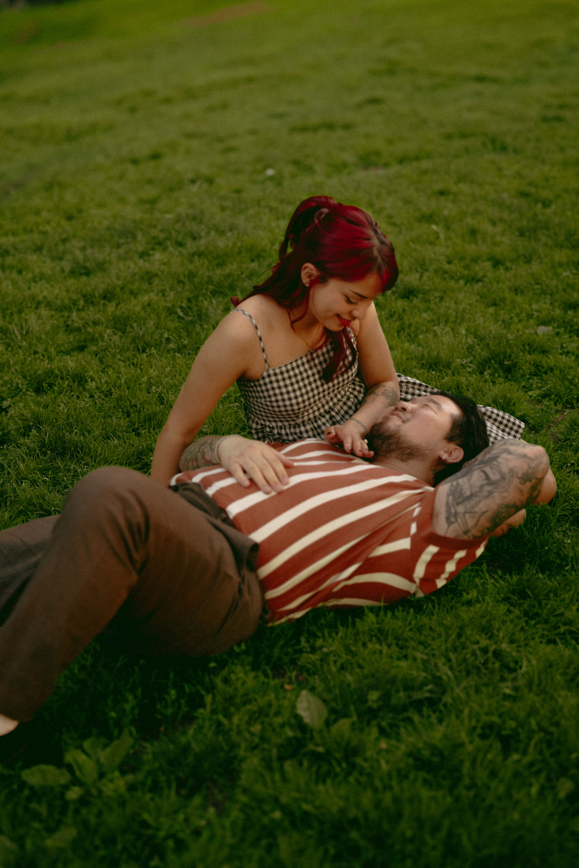 Laid back cinematic couples photos in riverside park