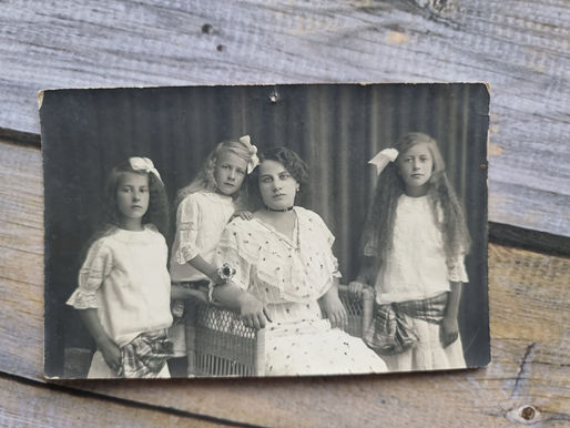 Selma Adler née Keiler and daughters Senta, Ines and Ellen