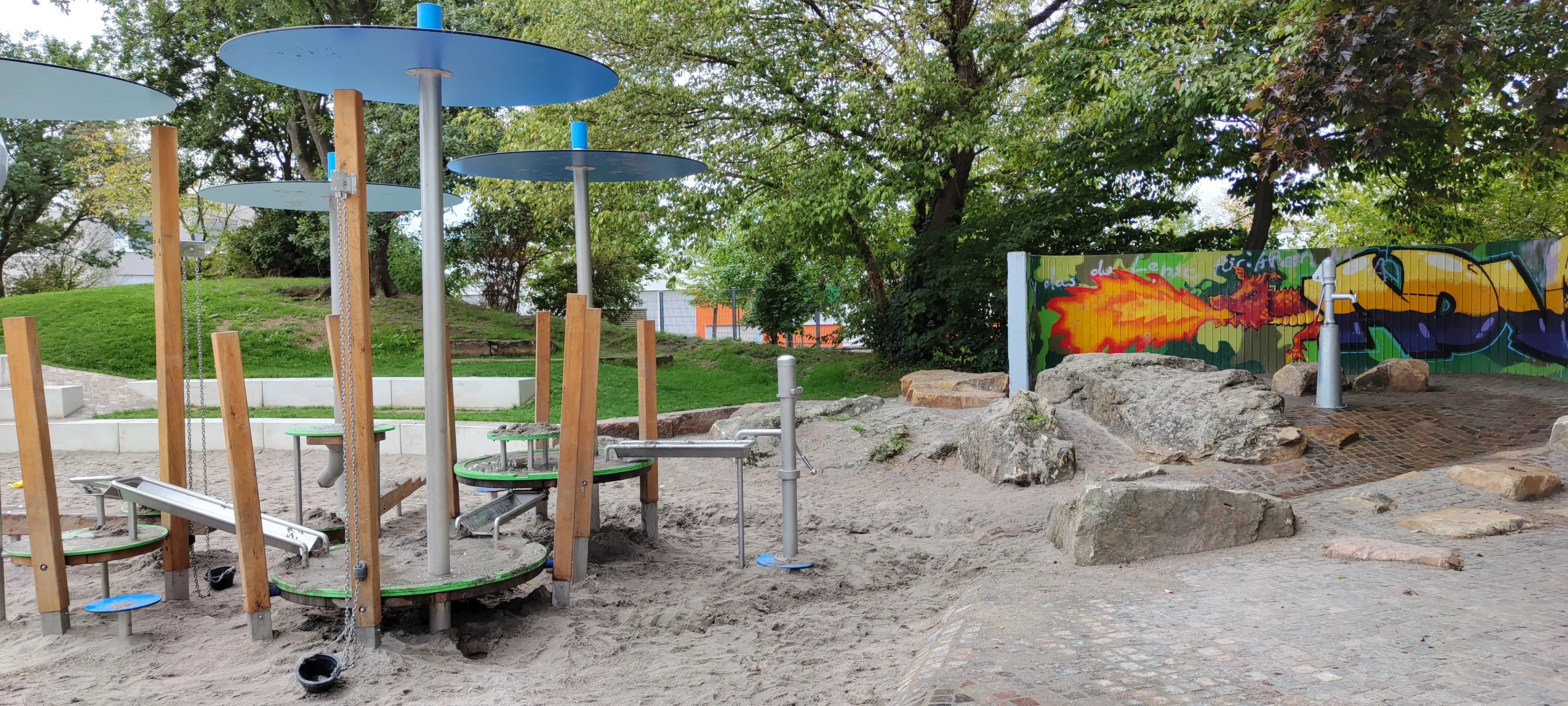 Neu sanierter Spielplatz mit vielseitigen Elementen für Groß und Klein. Riesen-Rutschturm und viele Elemente zum Klettern