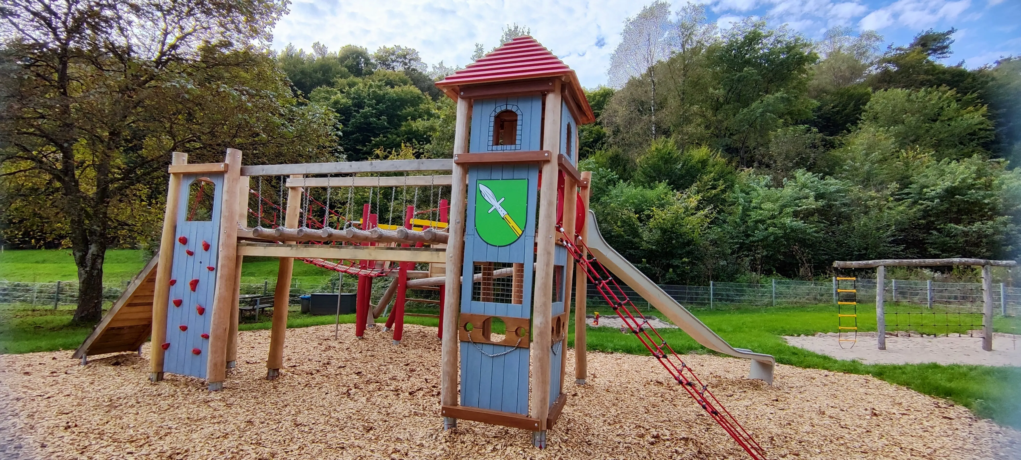 Großes Spielgerüst unterhalb der Falkenburghalle