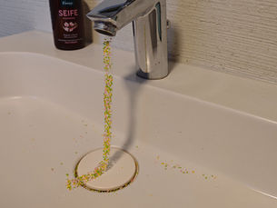 Zuckerstreusel rieseln aus dem Wasserhahn