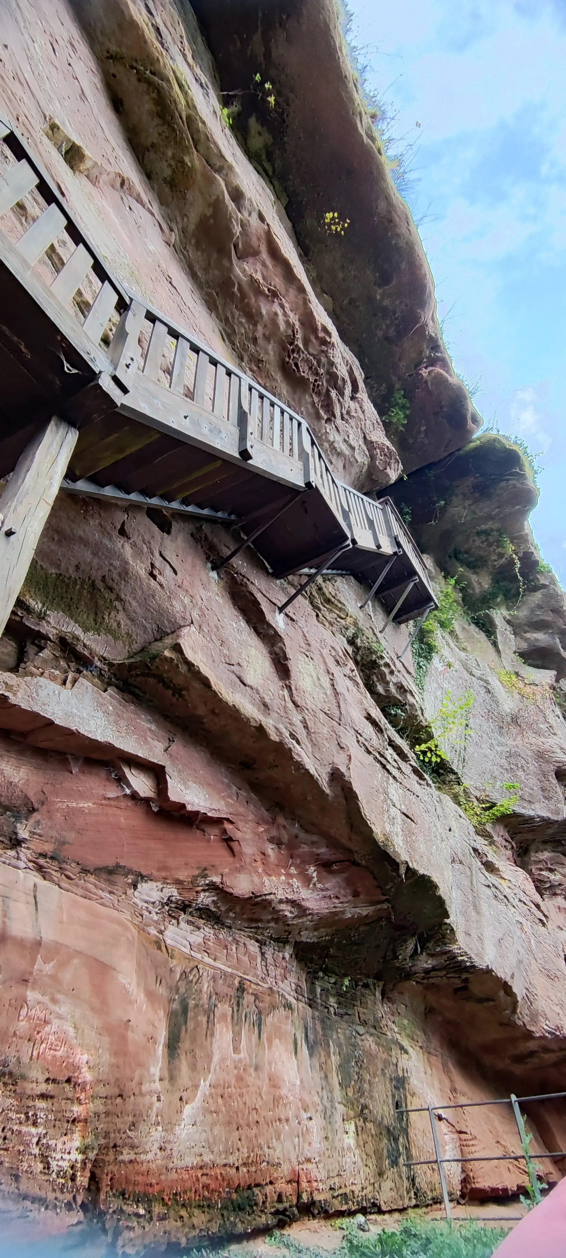 Aufstieg zur Burgruine Falkenburg