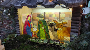 Eine geschmückte Krippe