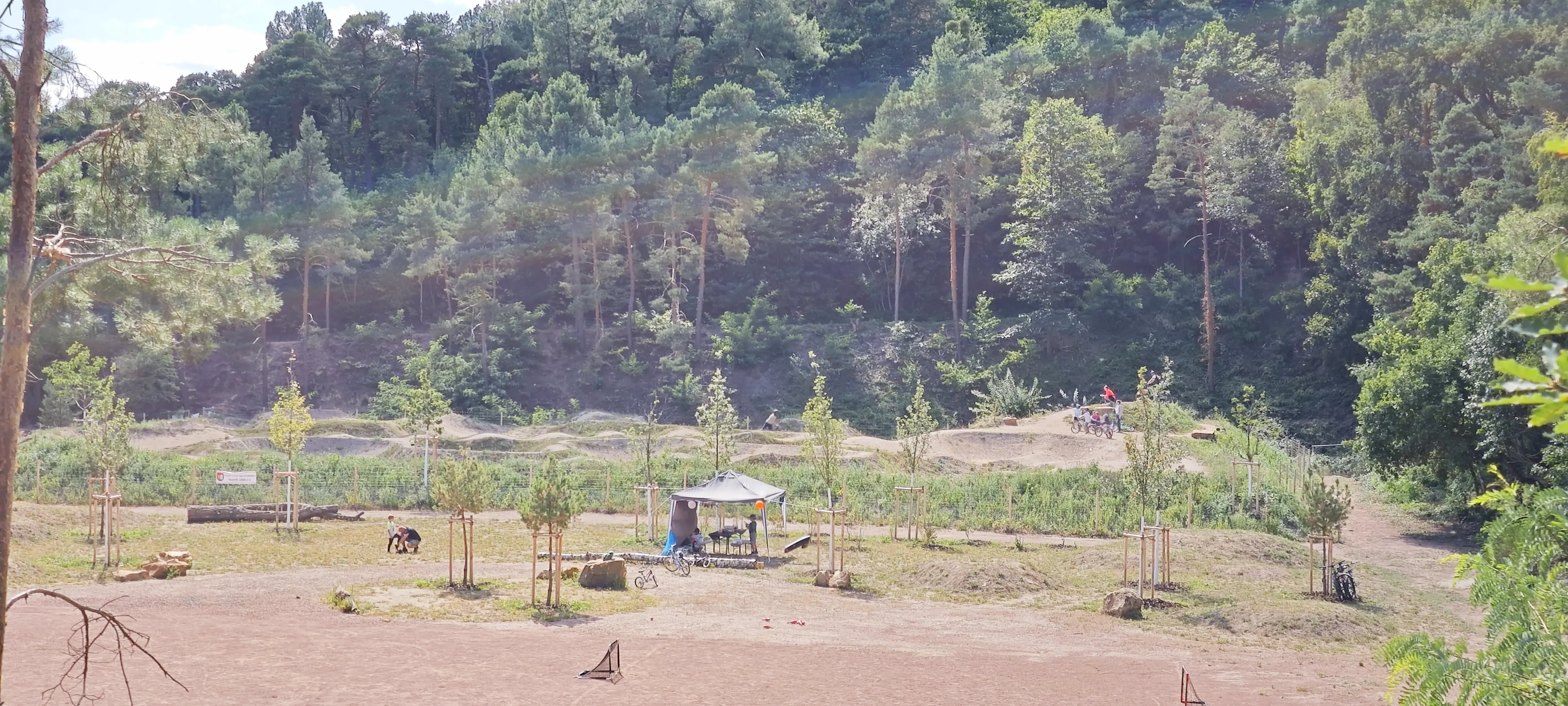 Blick auf den Sportplatz mit Dirtpark im Hintergrund