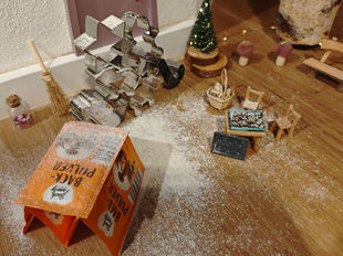 Gestapelte Backzutaten vor der Wichteltür