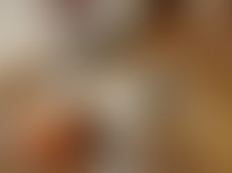 Gestapelte Backzutaten vor der Wichteltür