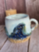 Textured mug in light blue, with dark blue wave and beige sand etched details