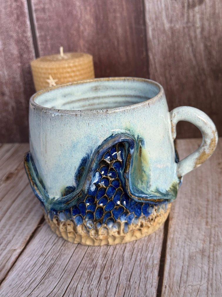 Textured mug in light blue, with dark blue wave and beige sand etched details
