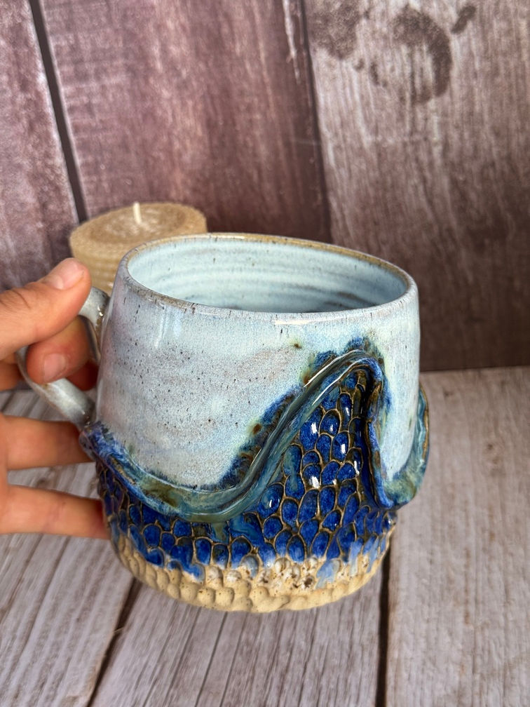 Textured mug in light blue, with dark blue wave and beige sand etched details